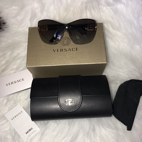 Versace Accessories - Versace women’s sunglasses🎉HP🎉